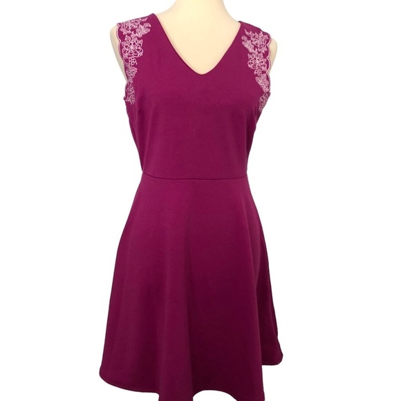 Francesca’s‎ Mi Ami Purple/White Embroidered Sleeveless Skater Dress. Size Med. - Picture 2 of 16